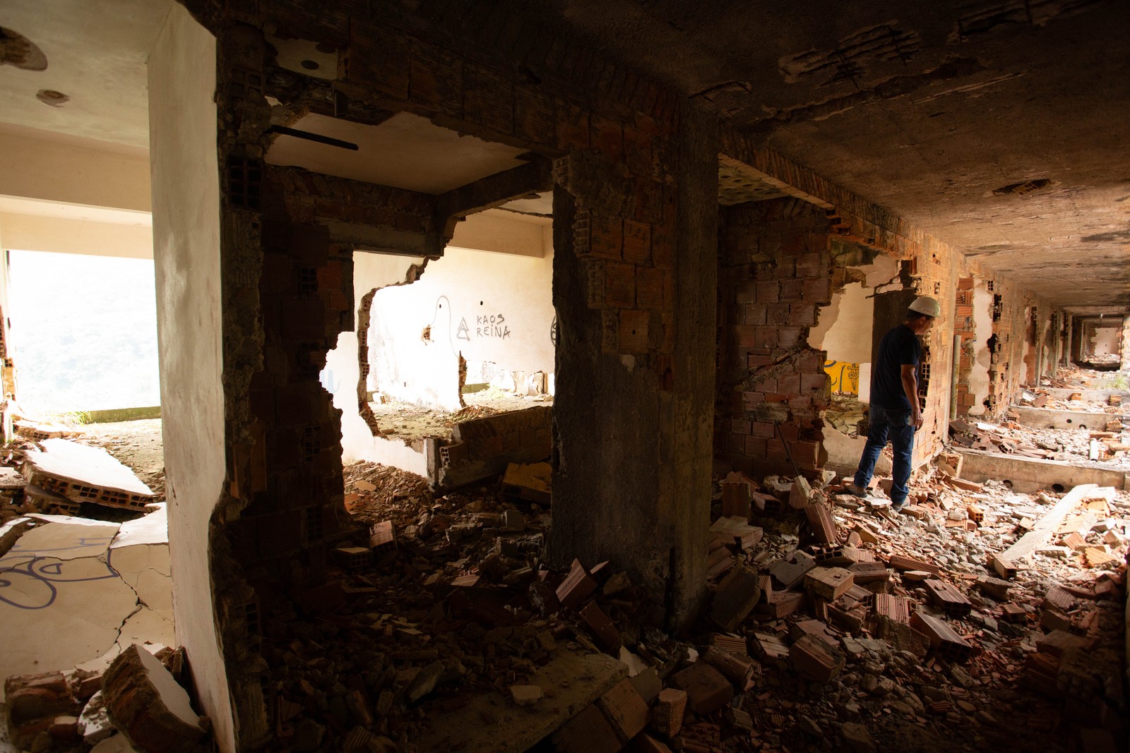 O antigo Gávea Tourist Hotel: há muito entulho, que está sendo removido para que as obras de reforço estrutural possam começar — Foto: Roberto Moreyra / Agência O Globo