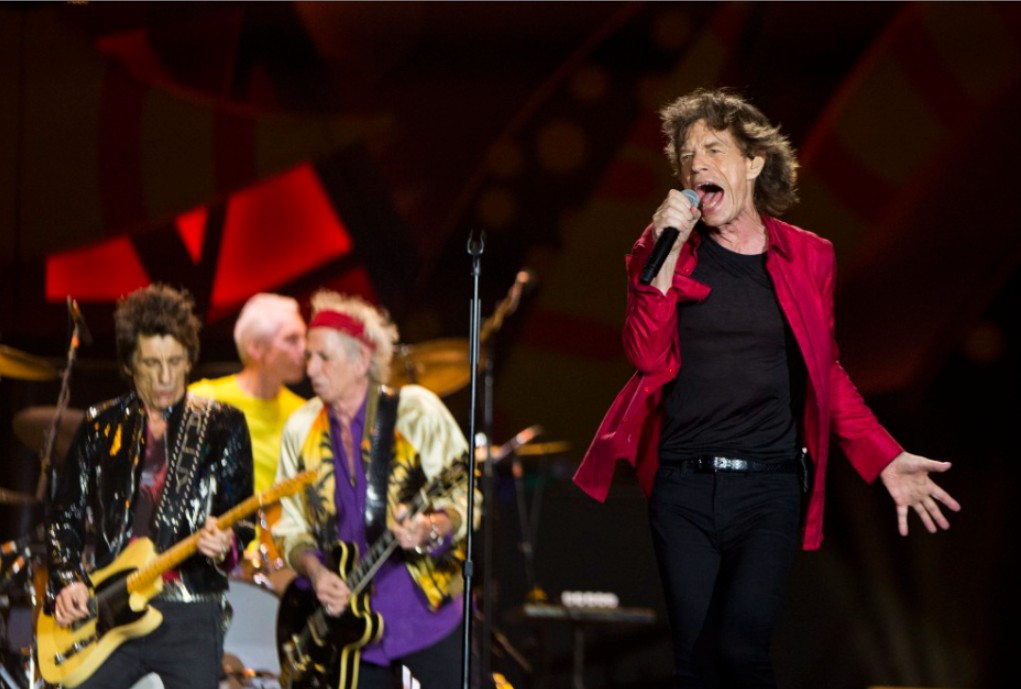 Mick Jagger à frente de Ron Woods, Keith Richards e Charlie Watts no Maracanã, em 2016 — Foto: Guito Moreto/Agência O GLOBO