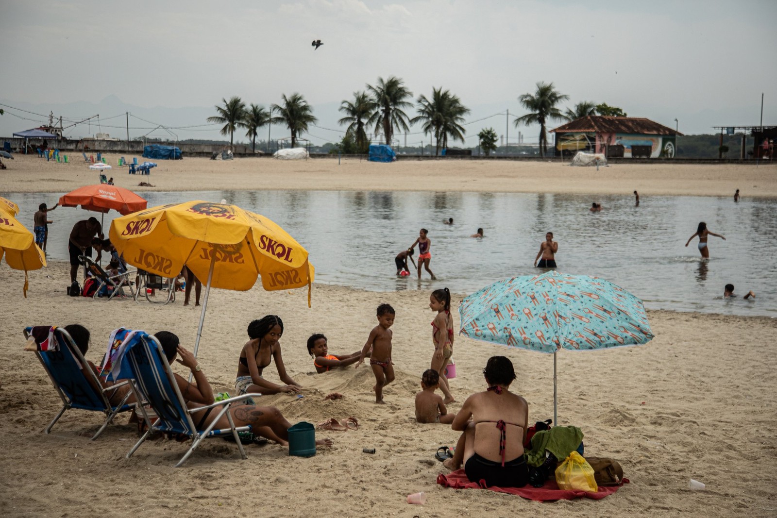 Calorão no Rio: em dia de forte calor no Rio banhistas aproveitam o Piscinão de Ramos — Foto: Hermes de Paula/Agência O Globo
