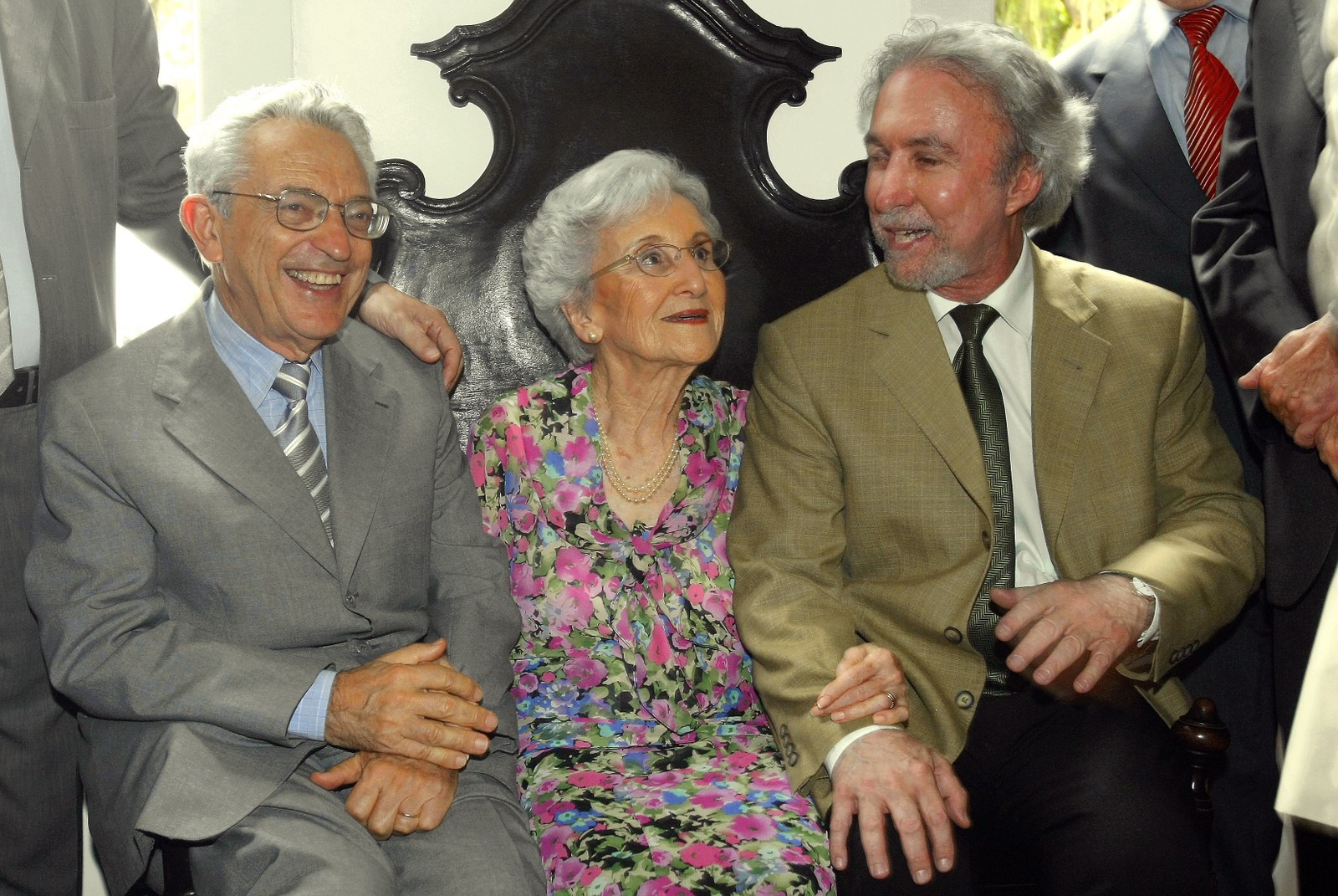 Cleonice Berardinelli com Alfredo Bosi, à esquerda, e Antonio Carlos Secchin, imortais da ABL — Foto: Fernando Quevedo / Agência O Globo