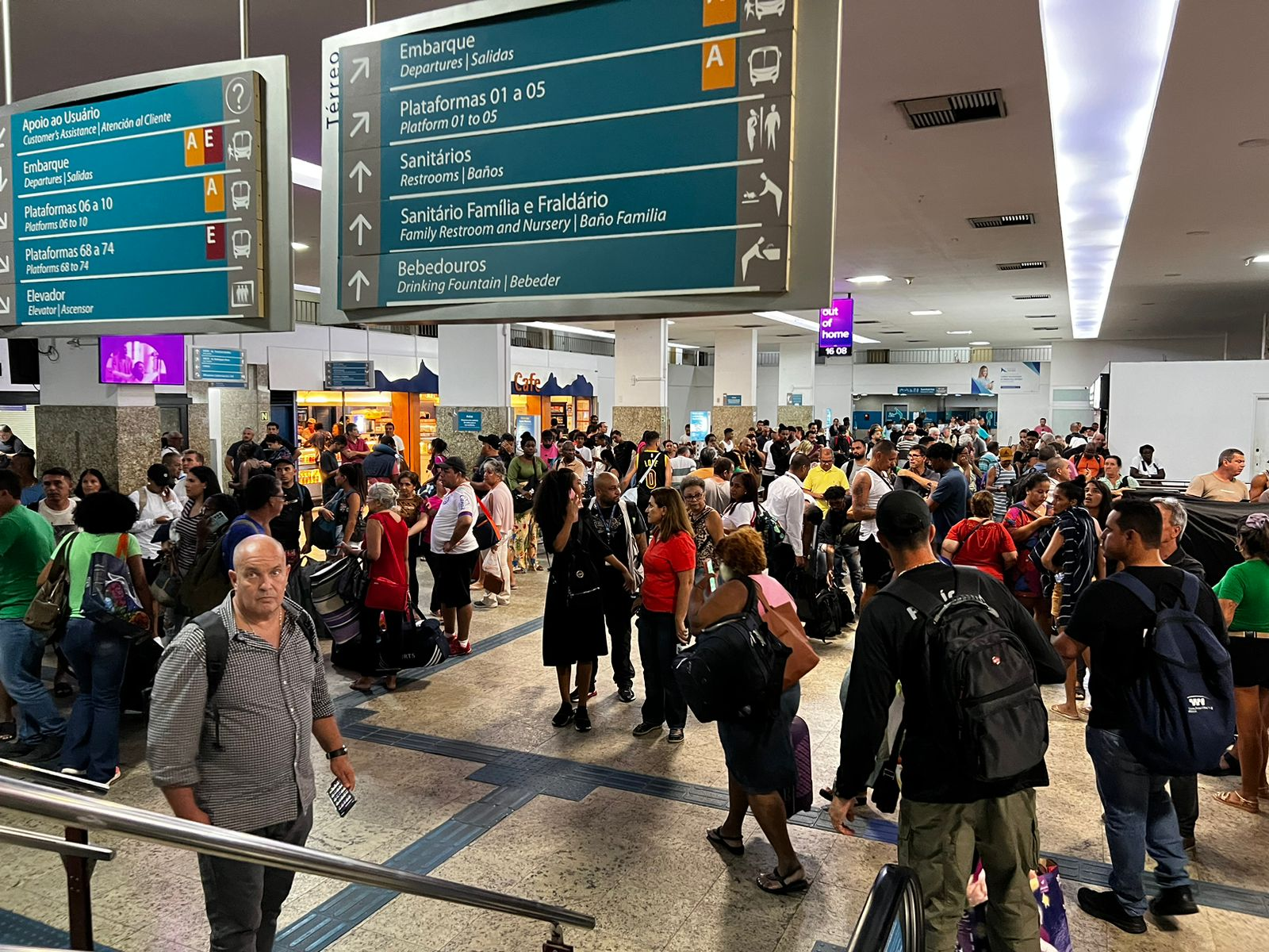 Passageiros sendo encaminhados para fora da Rodoviária Novo Rio — Foto: Thayssa Rios