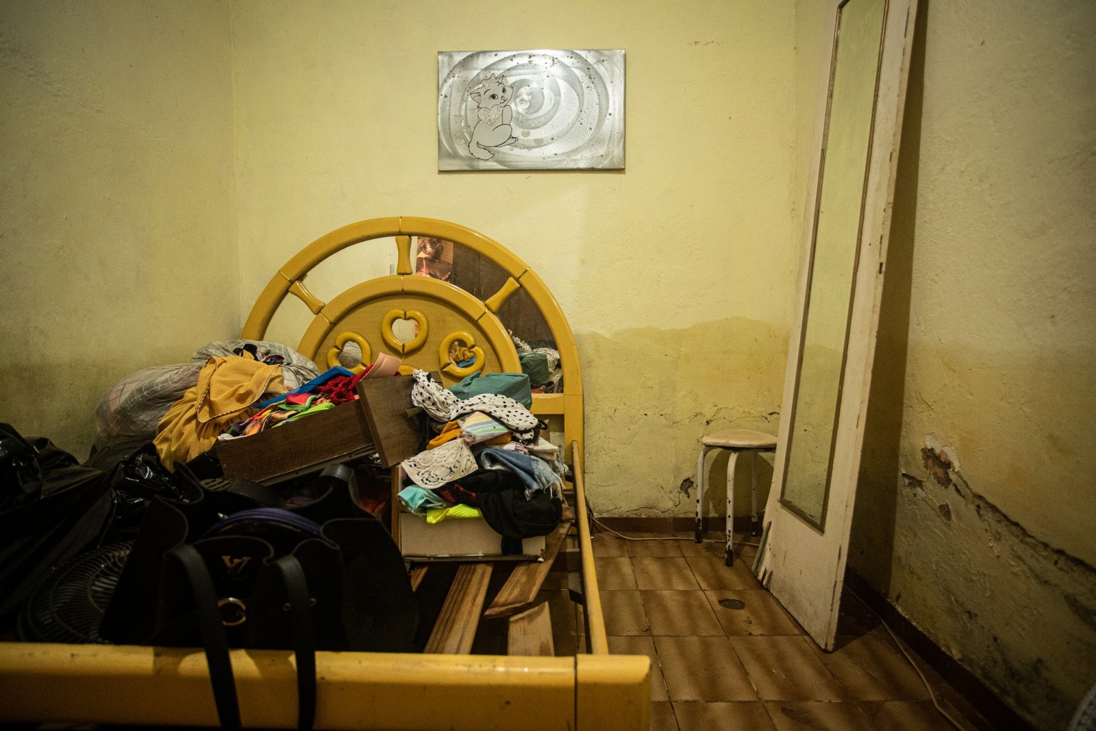 Casa da Norma Morais, senhora que viralizou na internet com a água na metade do corpo. Filha de Dona Norma, Simone Morais, que fez as fotos no dia da chuva. Ela mora no mesmo terreno que a mãe. — Foto: HERMES DE PAULA