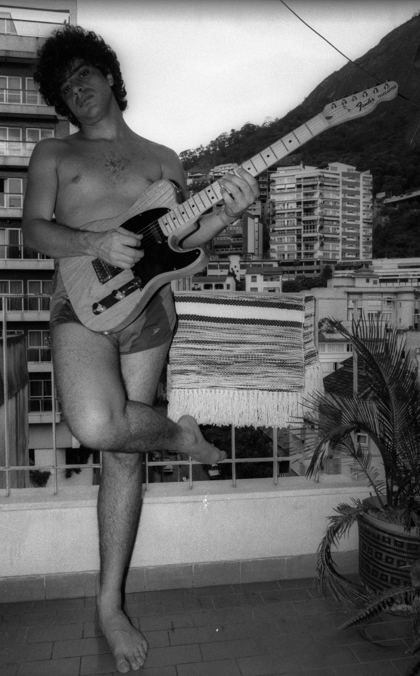 Na intimidade de seu apartamento em 1983 — Foto: Chiquito Chaves / Agência O Globo