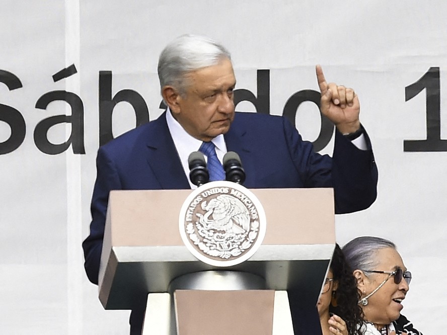 O presidente do México, Andrés Manuel López Obrador, discursa a apoiadores na capital.
