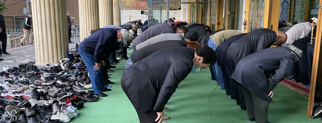 Fiéis na mesquita de Yanghang, em Urumqi, no último dia doRamadã; é raro ver na província muçulmanos usando véus ou barba Agência O Globo - 13/05/2021