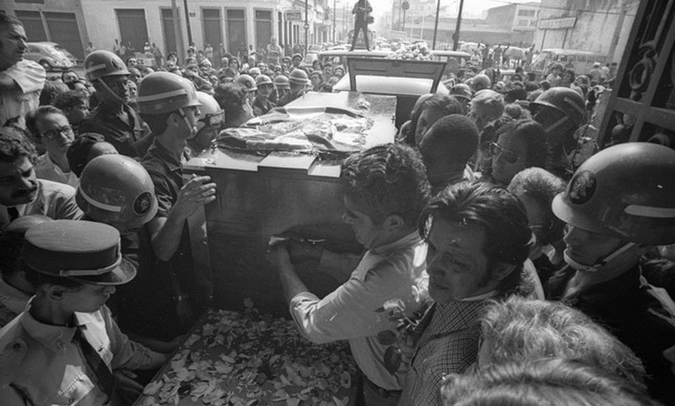 Sepultamento de Leila Diniz no Cemitério São João Batista, em junho de 1972 — Foto: Antonio Nery/Agência O GLOBO