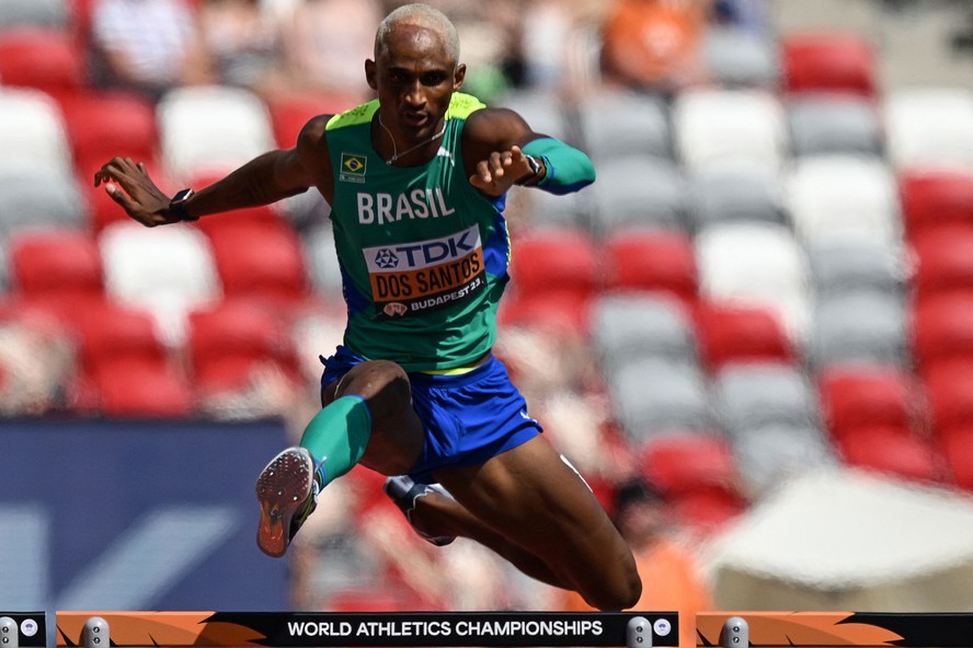 Alison dos Santos em ação na prova dos 400m com barreira do Mundial de Atletismo de Budapeste