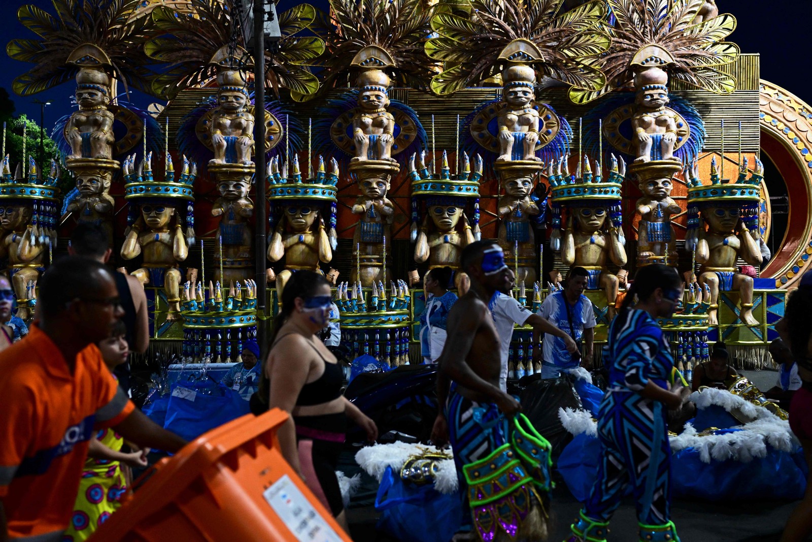 Agremiações fazem últimos ajustes antes de entrarem na avenida do samba na primeira noite de desfiles do Grupo Especial do Rio — Foto: PABLO PORCIUNCULA / AFP