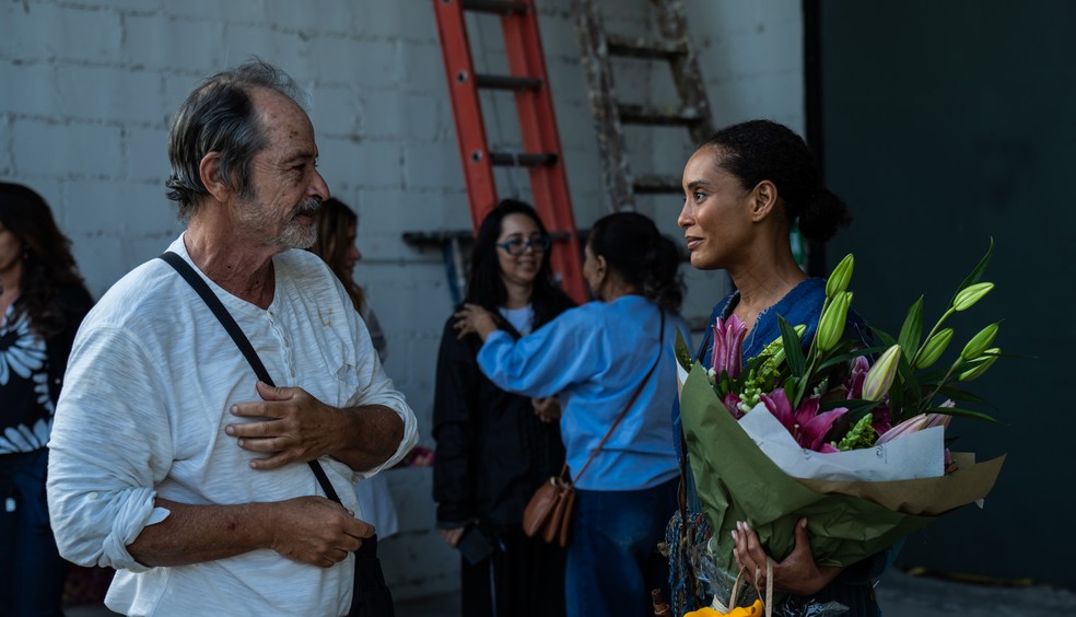 Guel Arraes se despede de Taís Araujo ao final de sua participação em "O Auto da Compadecida 2" — Foto: Laura Campanella