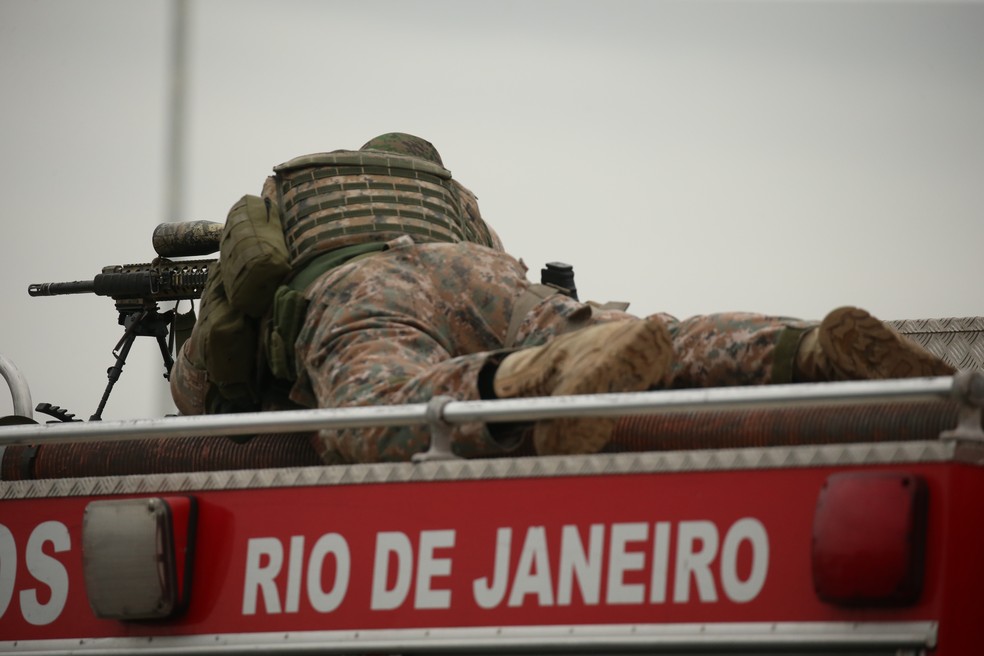Sniper posicionado durante sequestro a ônibus na Ponte Rio-Niterói: Bope quer novas armas para os atiradores de elite — Foto: Fabiano Rocha / Agência O Globo / 20-08-2019