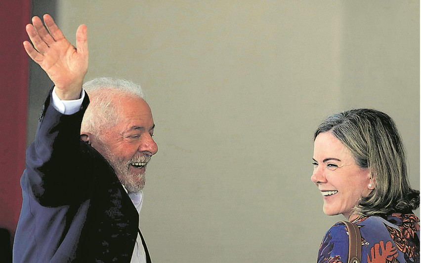 Ao deixar Gleisi fora do governo, Lula disse que ela teria um papel até “mais importante” do que o de um ministro — Foto: Cristiano Mariz