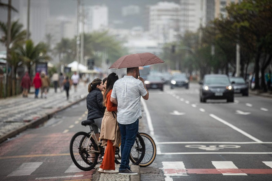 Frente fria estaciona no Rio e cariocas enfrentam baixas temperaturas e chuva