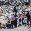 Conflito no Oriente Médio / Crianças esperam em fila para receber comida em Khan Younis, no sul da Faixa de Gaza. - AFP