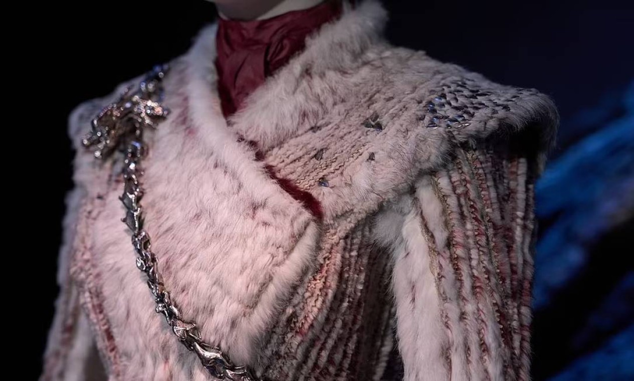 O casaco de pele de Daenerys Targaryen (Emilia Clarke) é uma das peças de figurino que estarão expostas no Game of Thrones Studio Tour, na Irlanda do Norte — Foto: Divulgação