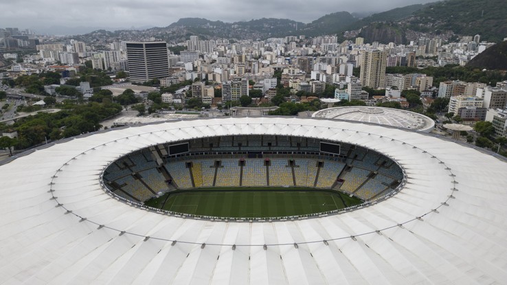 Imagem de drone feita pelo GLOBO mostra que o mosaico de Cartola já está posicionado no Maracanã, na porção de gramado atrás do gol, esperando a hora do jogo para ser erguido
