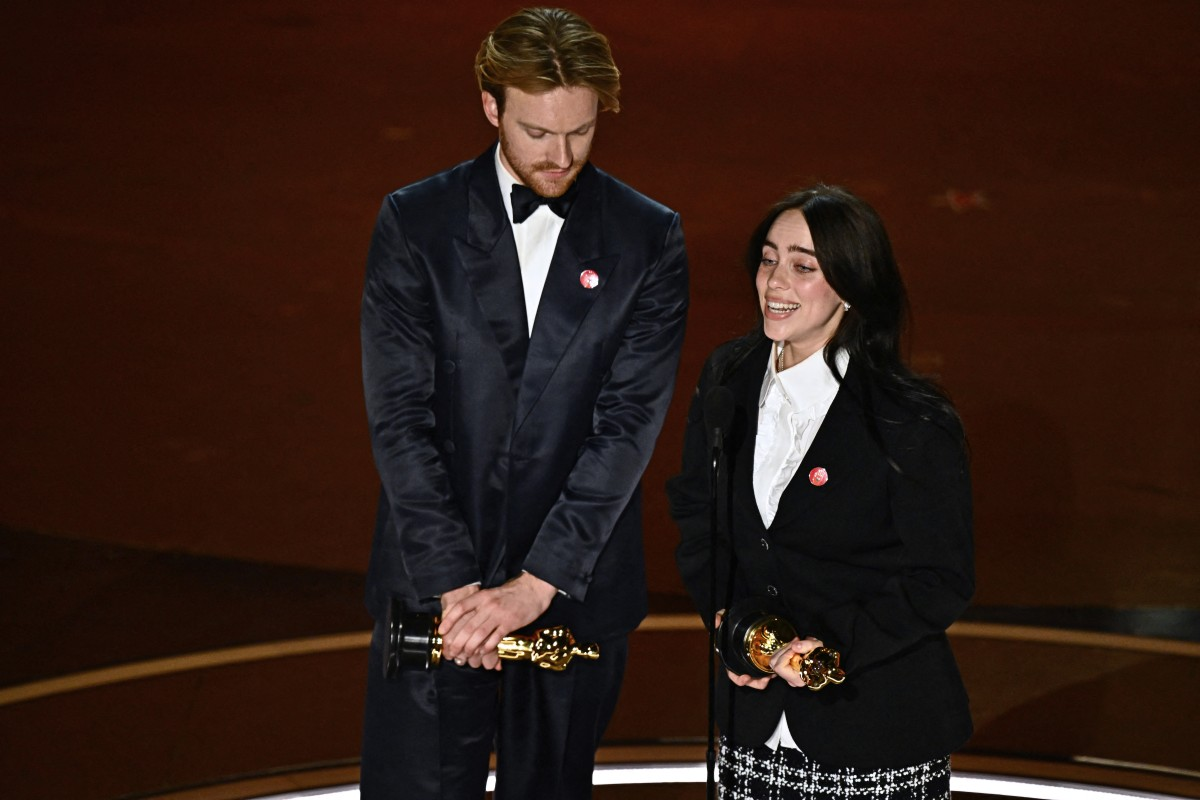 Billie Eilish e seu irmão Finneas venceram o Oscar de melhor canção original por "What was I made for?" que fez parte da trilha sonora de "Barbie" — Foto: AFP