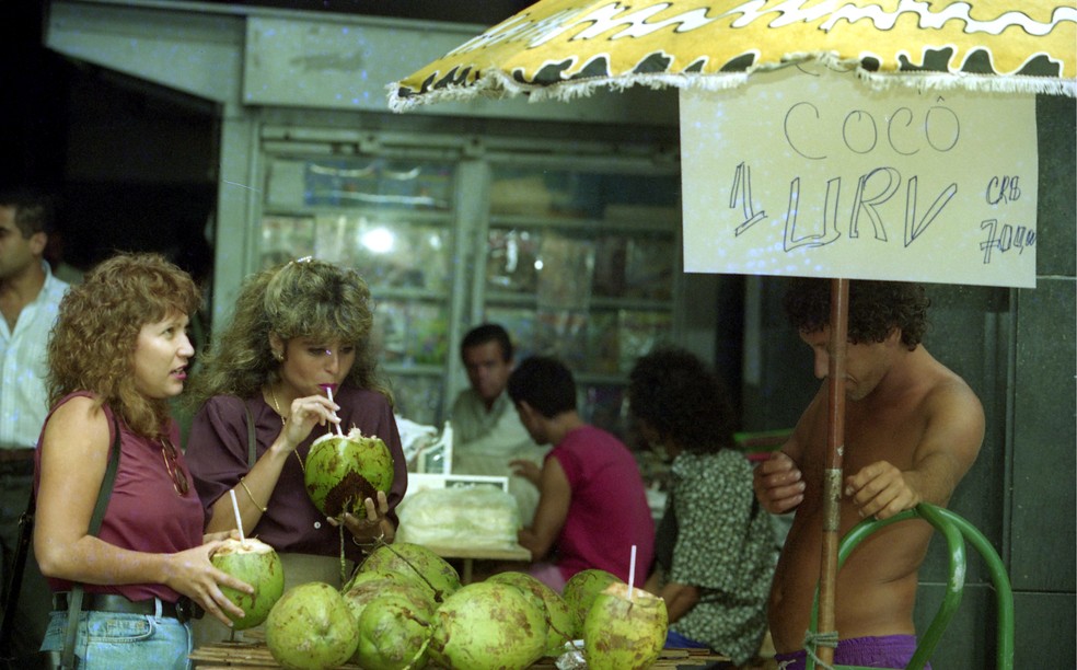 Em março de 1994, camelô vende coco em URV no Centro do Rio de Janeiro — Foto: Foto Fernando Maia / Agência O Globo