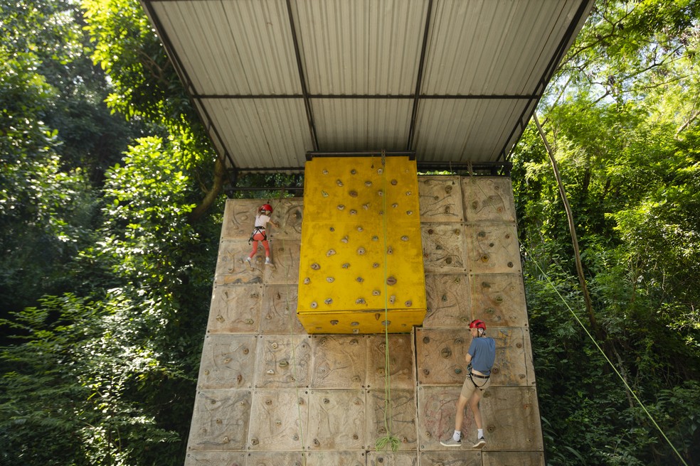 Muro para escalada é uma das opções para os visitantes — Foto: Léo Martins