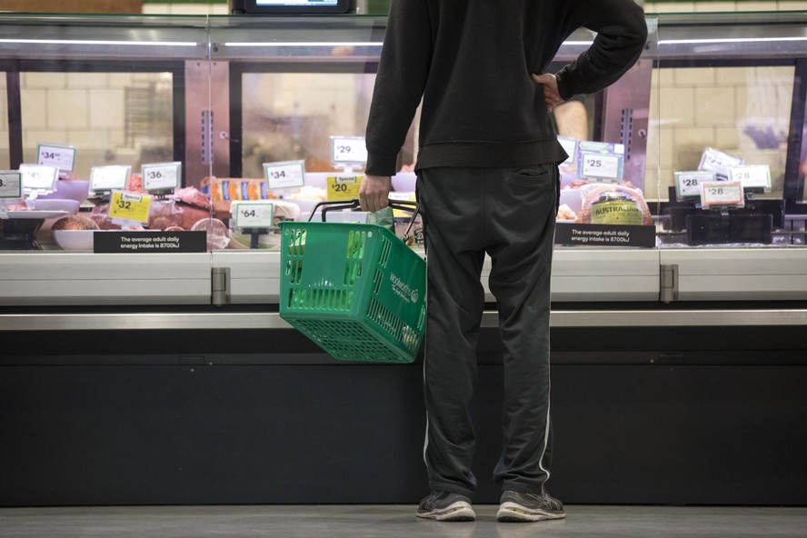 Consumidor compra carne em um supermercado