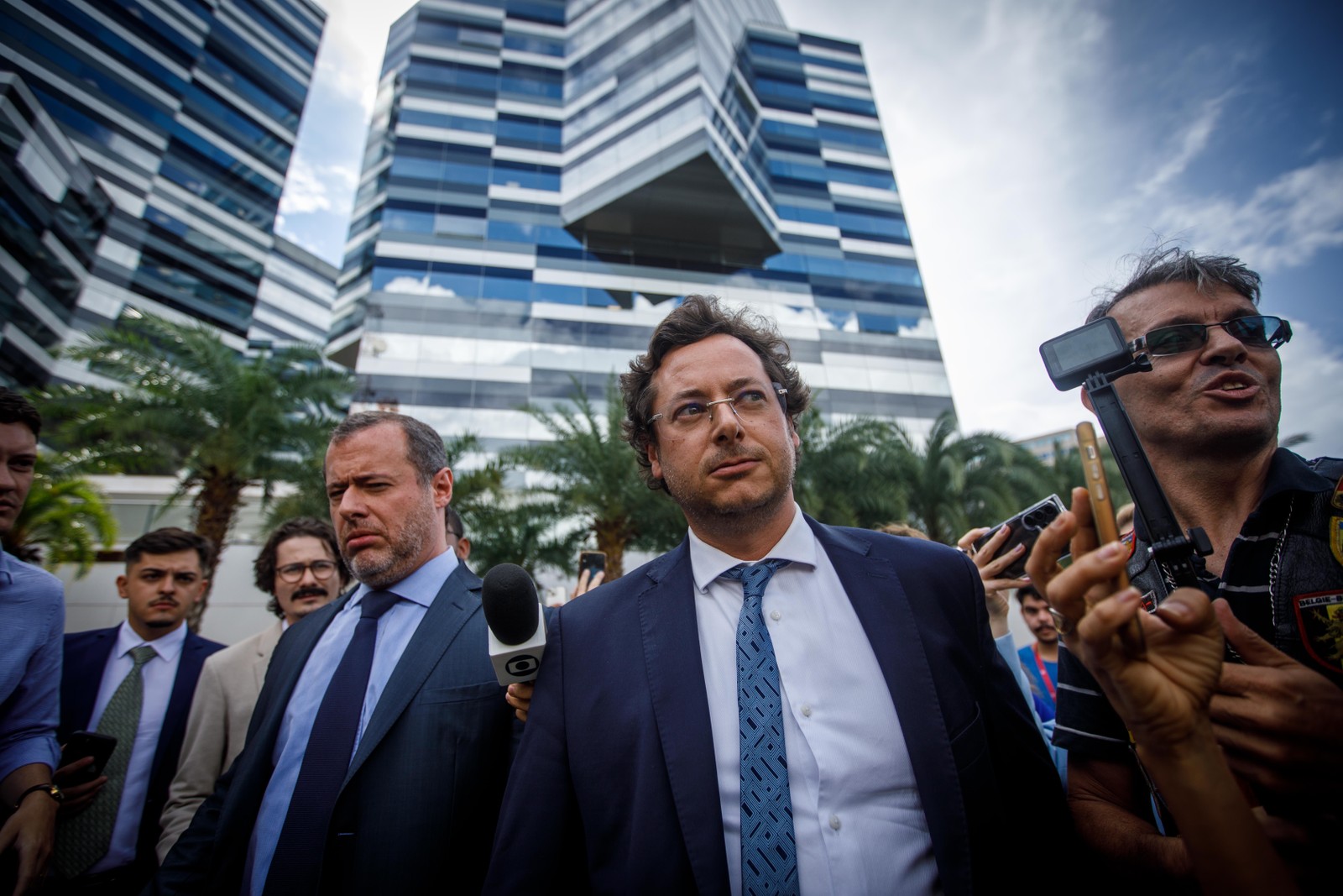 O adovgado Paulo Cunha afirmou que o ex-presidente não cometeu nenhum delito e disse ainda que Bolsonaro "não teme nada porque não fez nada". — Foto: Brenno Carvalho / Agência O Globo.