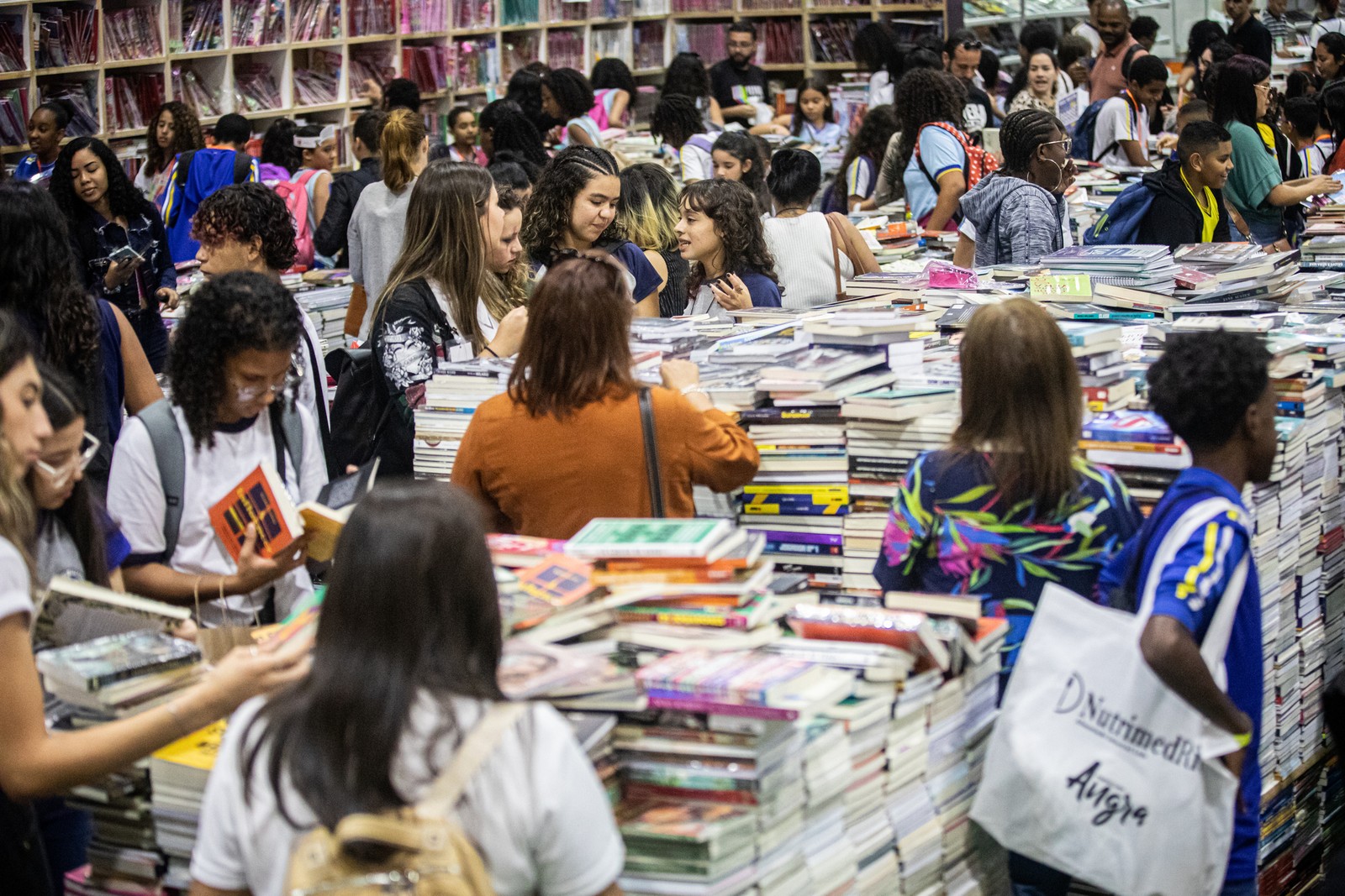 Livros em promoção na Bienal do Livro celebra 40 anos — Foto: Hermes de Paula/Agência O Globo