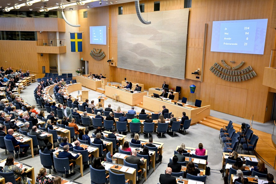 Parlamento aprova lei que reduz a idade exigida para que as pessoas mudem legalmente de gênero de 18 para 16 anos em Estocolmo, Suécia.