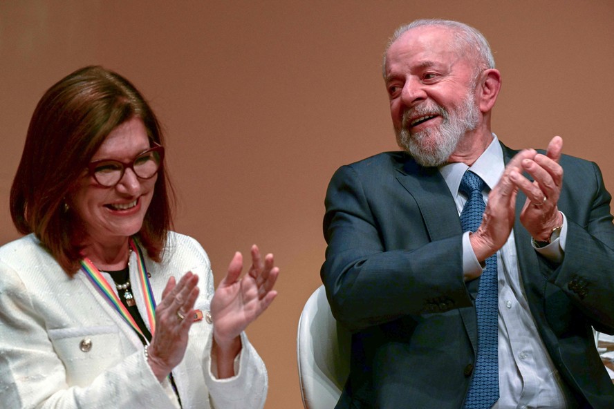 Lula e Magda Chambriard na posse dela na Petrobras