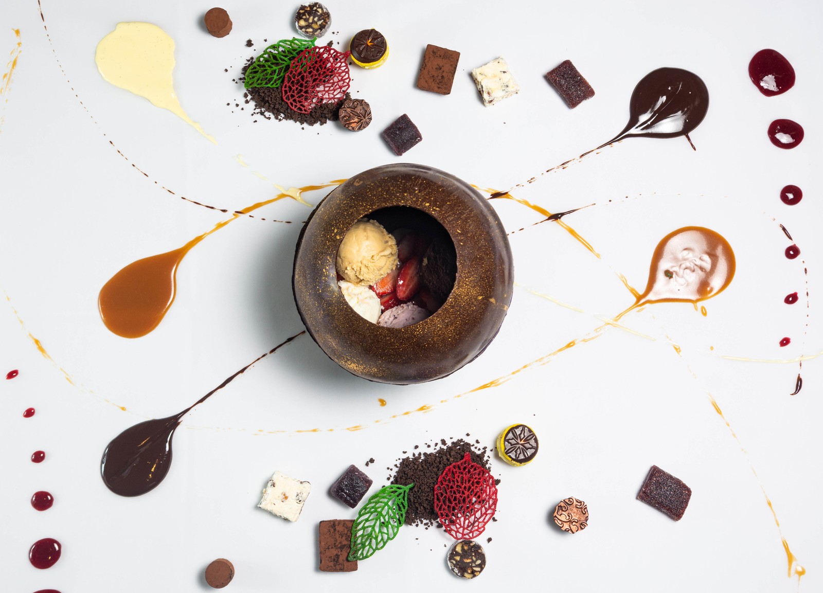 Obra de arte ou doce? "Regina" é uma sobremesa idealizada pelo chef Rudy Bovo, do italiano Nido. Ela é montada na própria mesa com esfera de chocolate 70%, recheado com sorvete (pistache, chocolate, frutas vermelhas e baunilha) e frutas. Acompanham ganache e trufas de chocolate. O incrementado doce tem seu preço (bem salgado): R$ 256. Av Gen.San Martin 1011 Leblon. das 12h às 00h, de terça a sábado e das 12h às 22h aos domingos.   — Foto: Lipe Borges/ divulgação