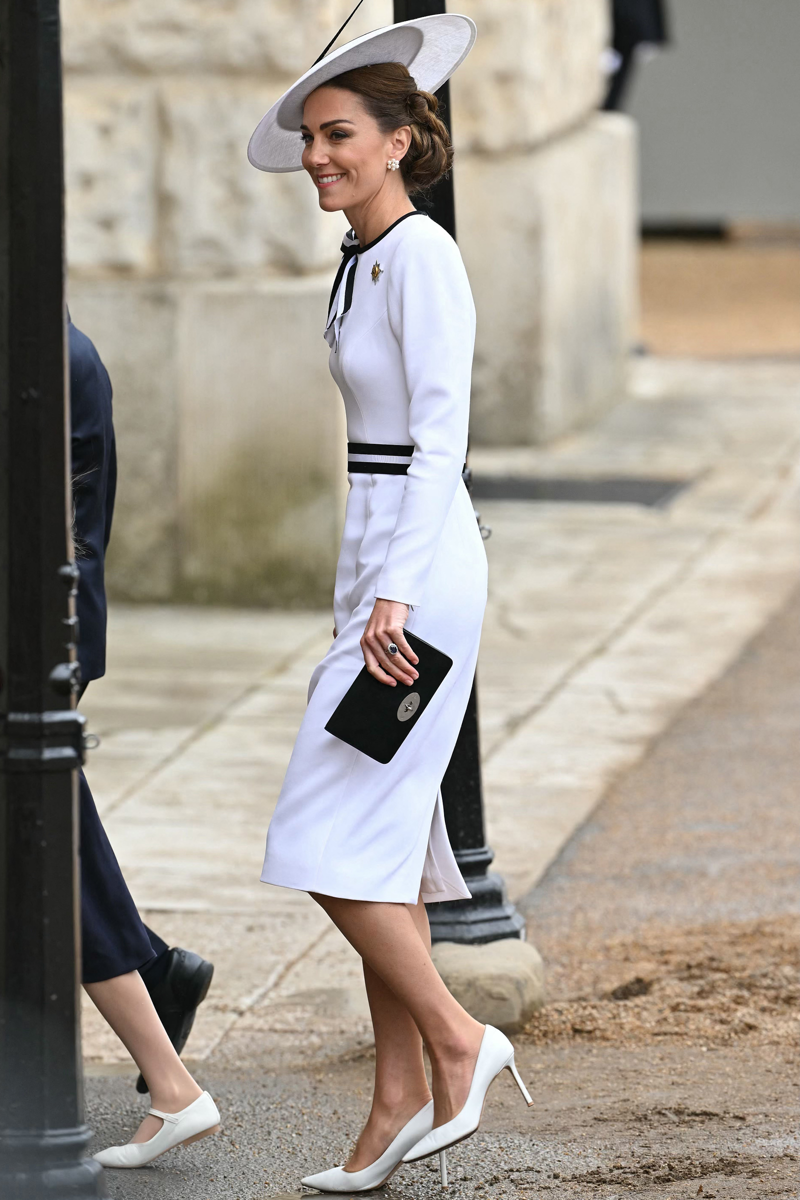 Vestindo branco, a princesa de Gales, Kate Middleton, foi vista chegando ao Desfile de Aniversário do Rei no Reino Unido — Foto: JUSTIN TALLIS/AFP