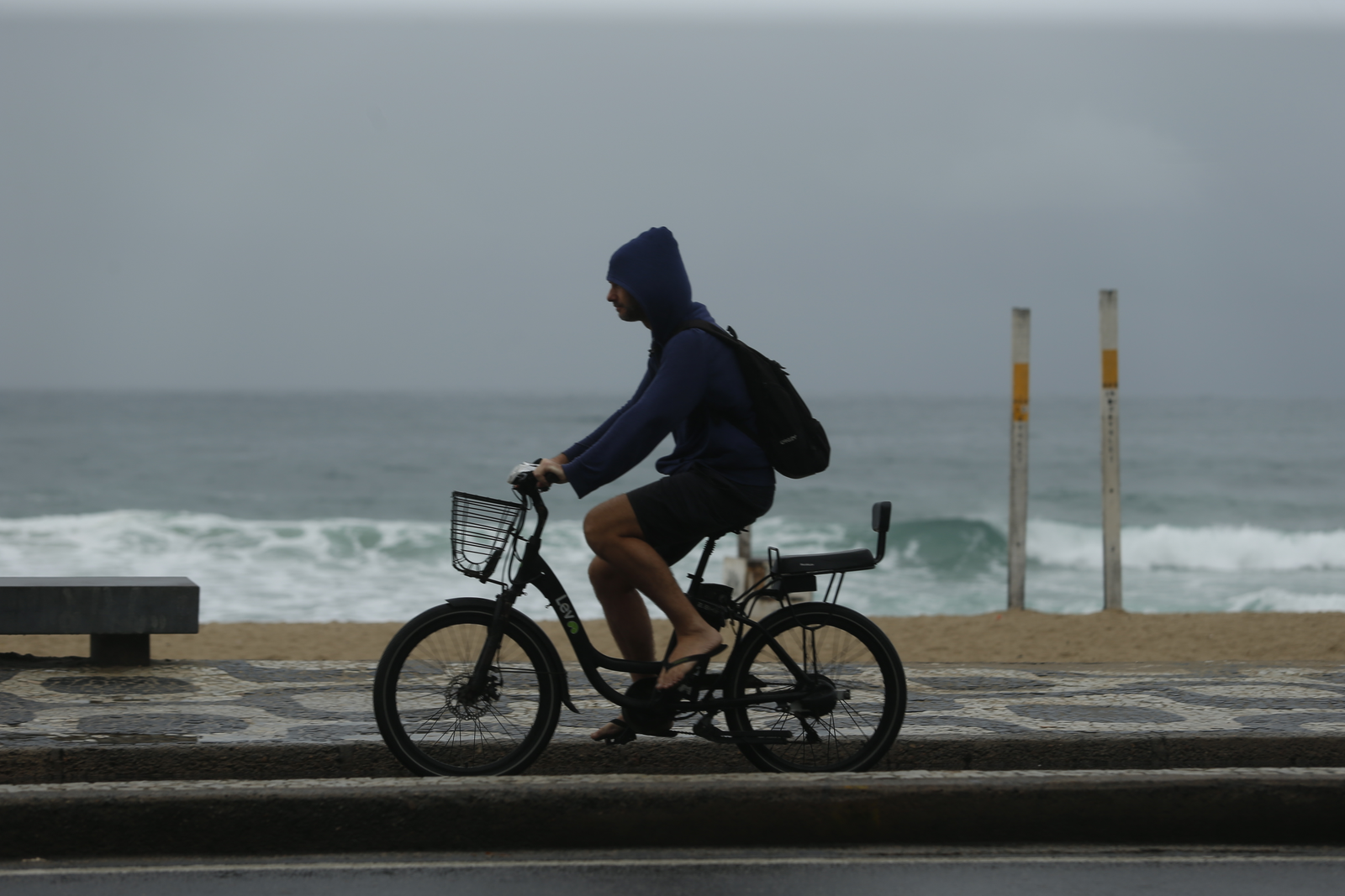 Manhã de frio e chuva no Rio — Foto: Fabiano Rocha / Agência O Globo