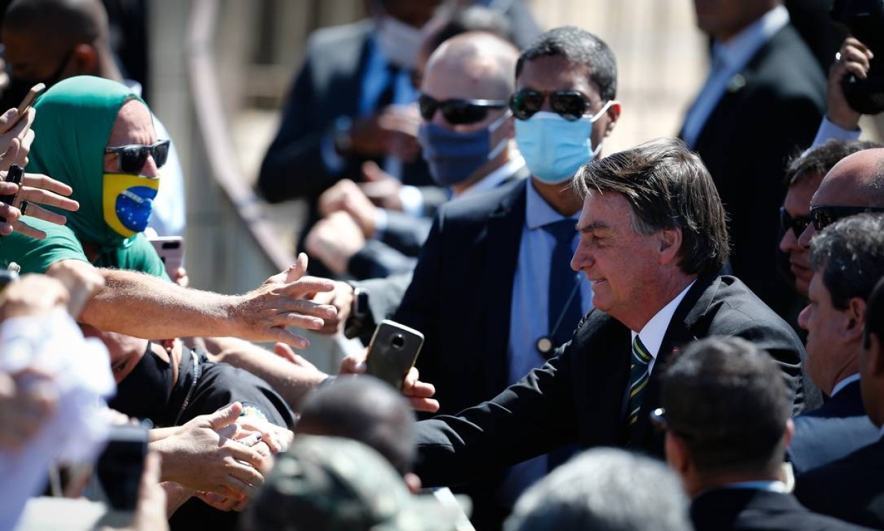 Jair Bolsonaro, na Solenidade do Dia da Pátria, no Palácio da Alvorada, cumprimentou apoiadores sem usar máscara  — Foto: Pablo Jacob / Agência O Globo - 07/09/2020