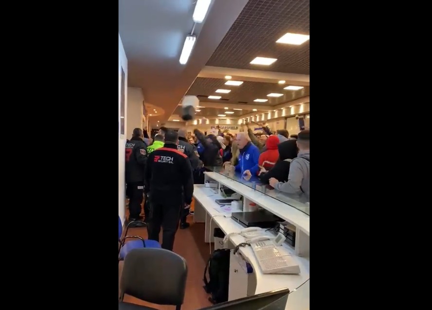 Momento em que torcedores invadem o hall da sede do Vélez Sarsfield e hostilizam dirigentes do clube