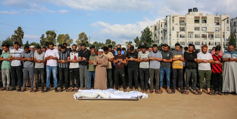 Um funeral para crianças em Khan Younis — Foto: Samar Abu Elouf / The New York Times