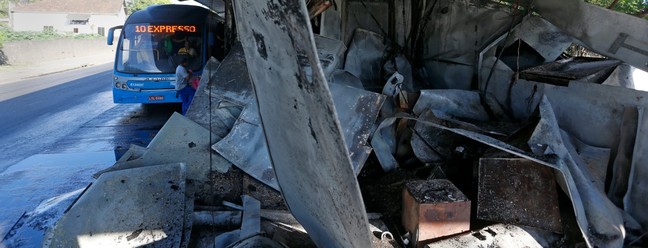 Estação do BRT Veridiana incendiada, em Santa Cruz., na Zona Oeste, um dia após os ataques que incendiaram ao menos 35 ônibus no Rio — Foto: Fabiano Rocha / Agência O Globo