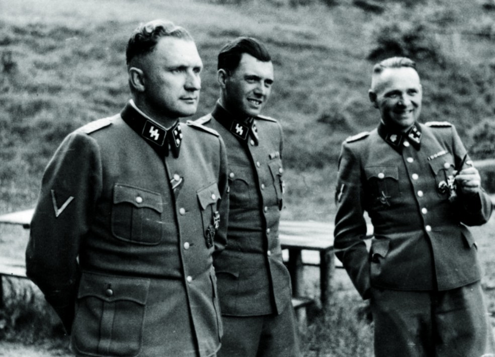 Josef Mengele, no centro, no campo de extermínio de Aushcwitz, durante a guerra — Foto: Reprodução