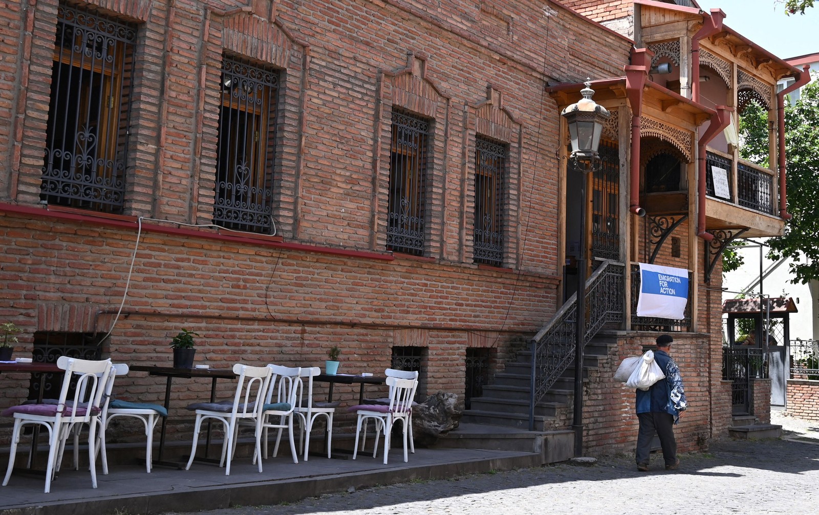 Local já recebeu uma série de refugiados, oferecendo assistência farmacêutica — Foto: Vano Shlamov / AFP