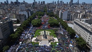 Manifestantes se reúnem ao lado de fora do Congresso, em Buenos Aires, em meio à greve geral na Argentina — Foto: TOMAS CUESTA/AFP