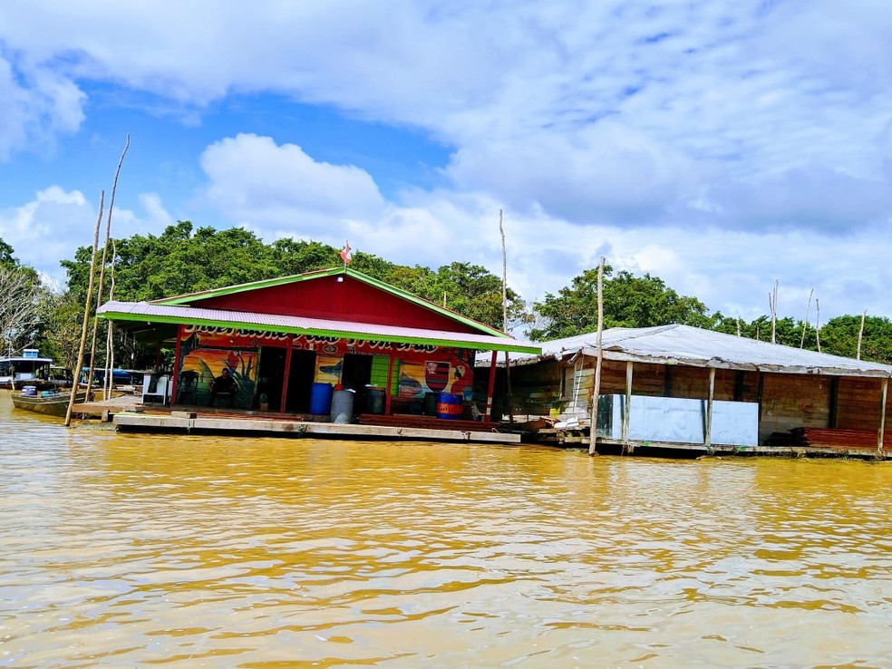  Flutuante de Colômbia', apontado como mandante do assassinato de indigenista e jornalista inglês, onde são armazenados materiais para pesca ilegal — Foto: Arquivo pessoal