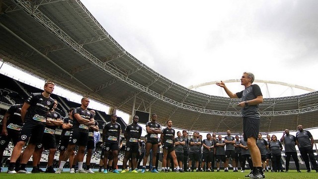 Luis Castro treina os jogadores do clube antes da estreia contra o Ceará em abril de 2022 — Foto: Vitor Silva / Botafogo