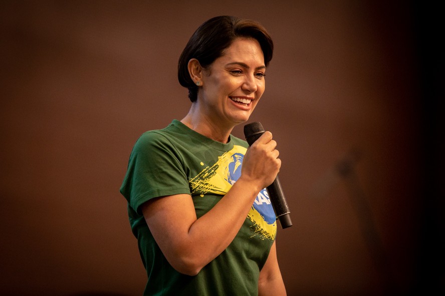 A ex-primeira-dama Michelle Bolsonaro com a população da Penha na Igreja Assembleia de Deus Vitória em Cristo