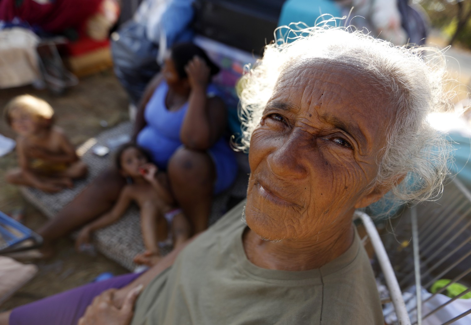 Judite Rodrigo dos Santos, de 76 anos, recebe uma aposentadoria, mas como já fez alguns empréstimos, sua renda mensal é de R$ 650 — Foto: Cristiano Mariz