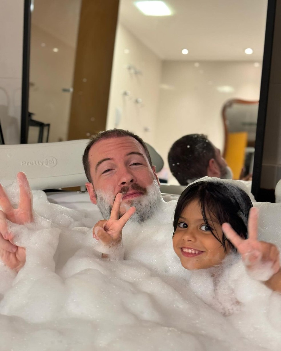 Thiago Nigro e Sophia, filha de Maíra Cardi, curtiram banho de espuma na banheira — Foto: Reprodução Instagram