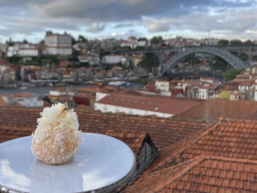 Bola de Berlim com queijo, uma das entradas do menu degustação do Mira Mira by Ricardo Costa, novo restaurante do quarteirão cultural WOW, em Vila Nova de Gaia, em Portugal