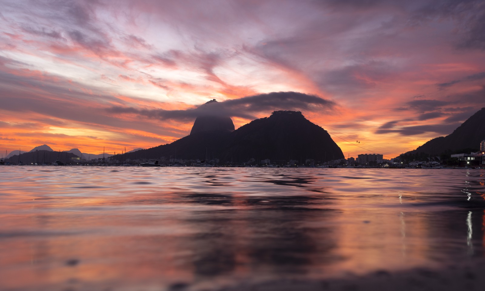 O Pão de Açúcar ao amanhecer — Foto: Márcia Foletto / Agência O Globo