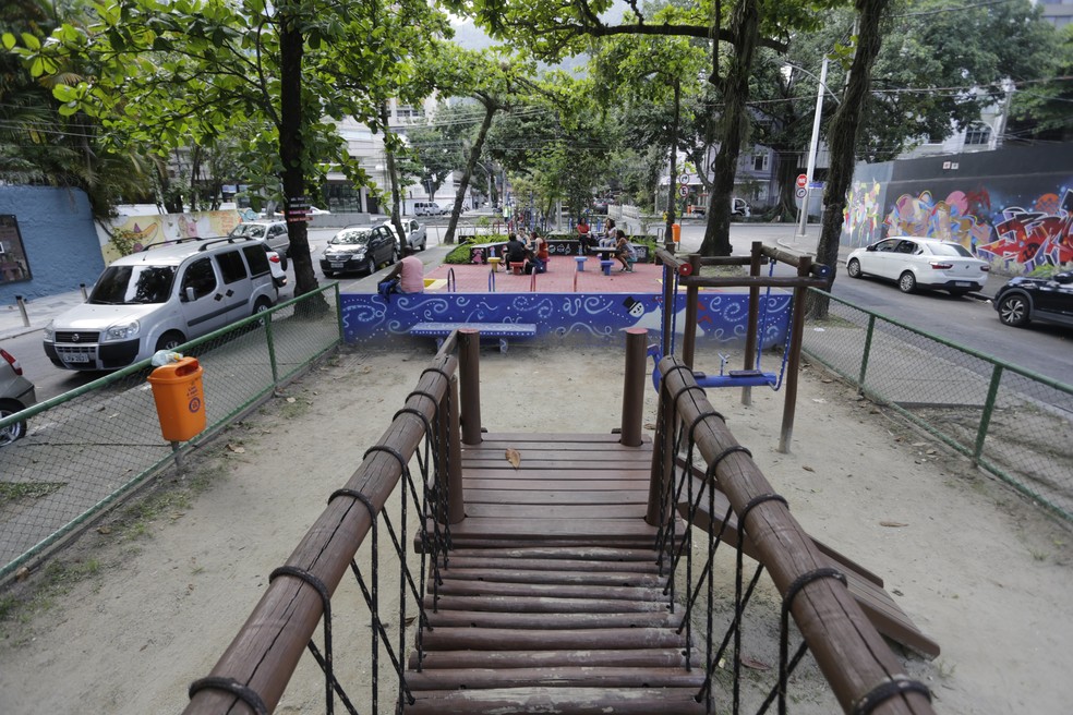 Praça Custódio de Melo, no Jardim Botânico, reformada após ser adotada pelo Teatro Tablado — Foto: Domingos Peixoto / Agência O Globo