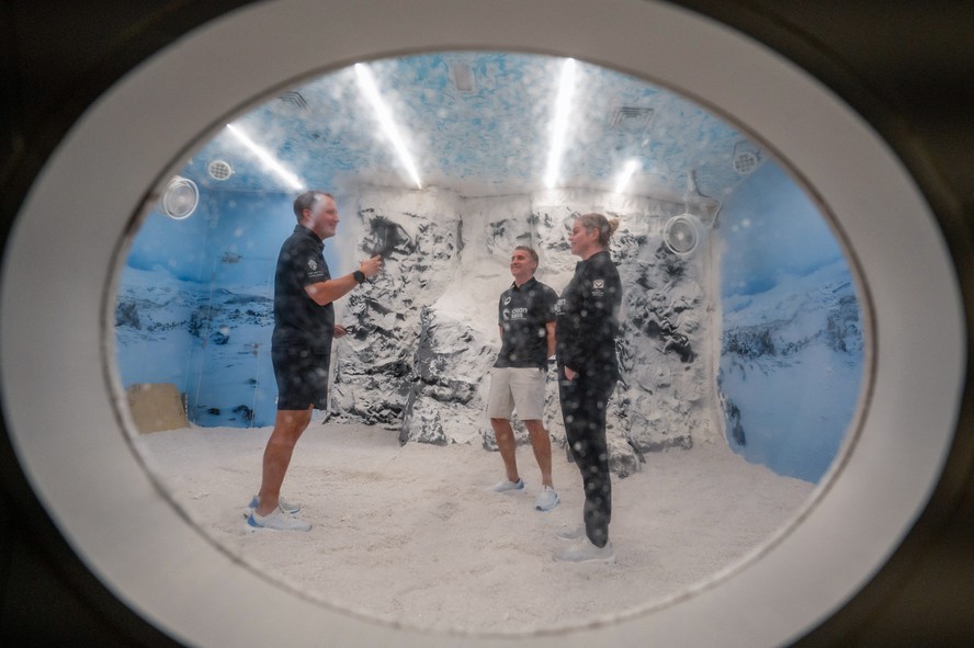 Membros da equipe de remadores da The Arctic Challenge Expeditio praticam em circunstâncias simuladas num centro de treinamento de aviação em Dubai