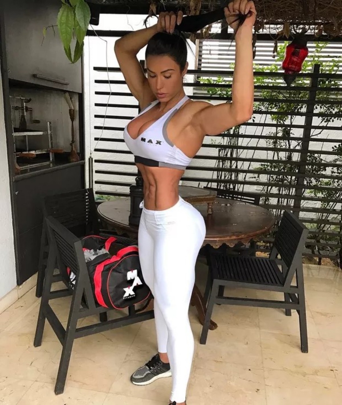 Gracyanne Barbosa destacou cintura fina em look fitness — Foto: Reprodução Instagram
