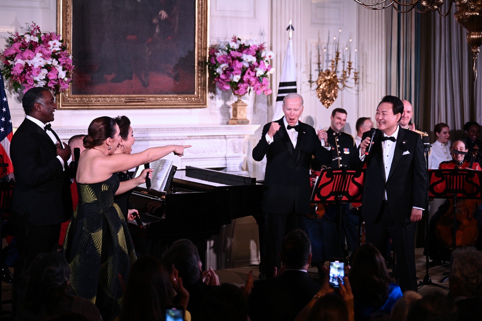 O presidente dos Estados Unidos, Joe Biden, vibra junto a cantores em jantar de Estado na Casa Branca após cantoria de Yoon Suk Yeol — Foto: Brendan Smialowski/AFP