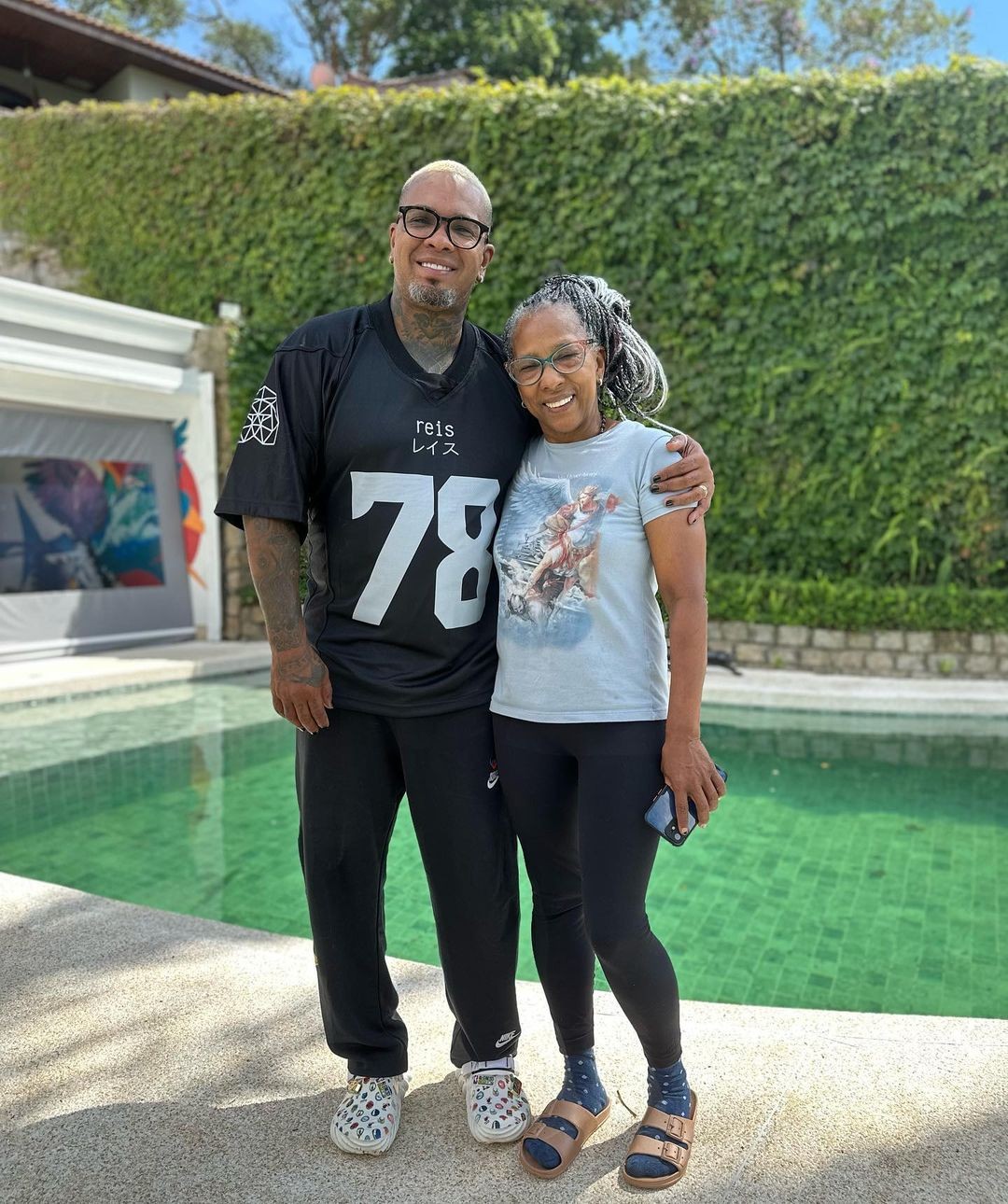 Rodriguinho e a mãe na piscina da mansão — Foto: Instagram