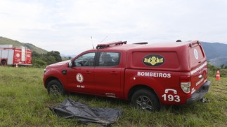 Corpo foi encontrado no Rio Guandu — Foto: Fabiano Rocha / Agência O Globo